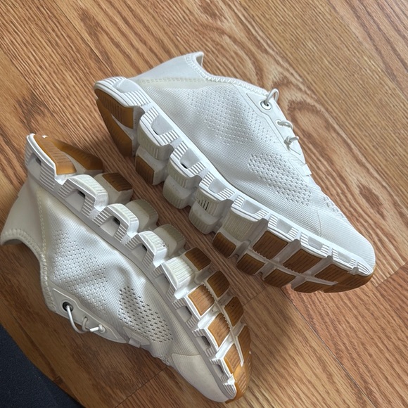 On Running Cream Cloud Sneakers - Picture 5 of 8